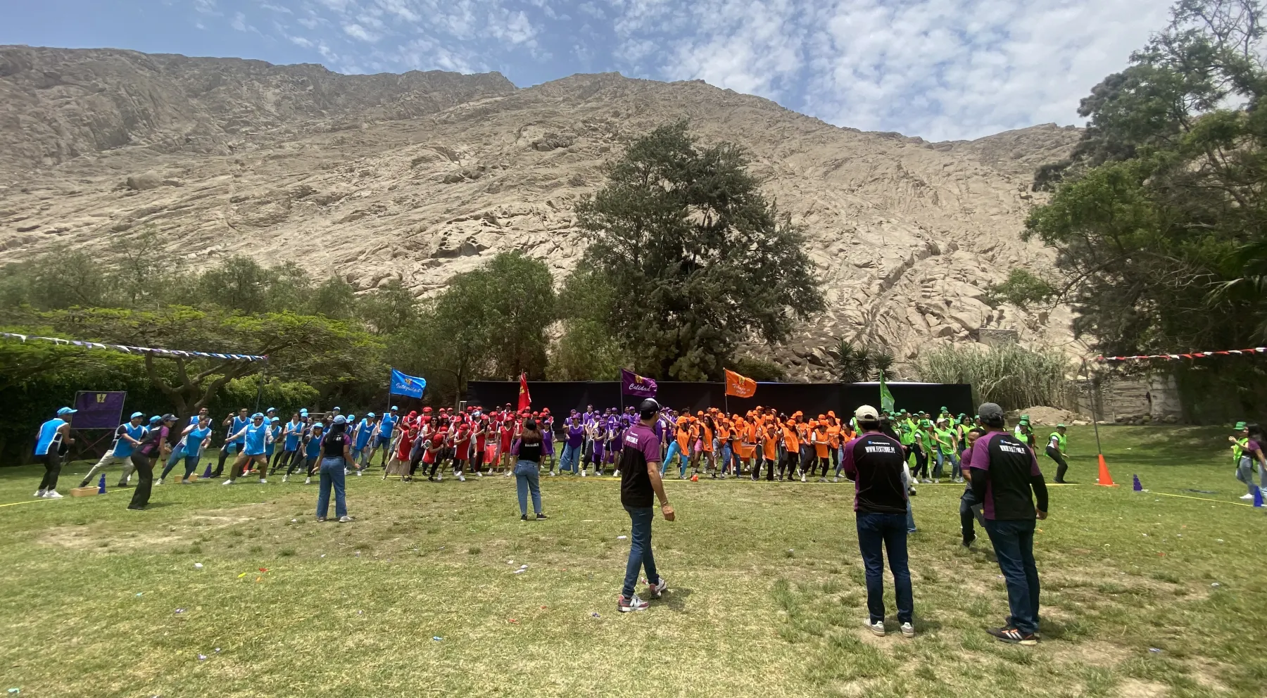 Vista general de una jornada masiva con los equipos formados por colores