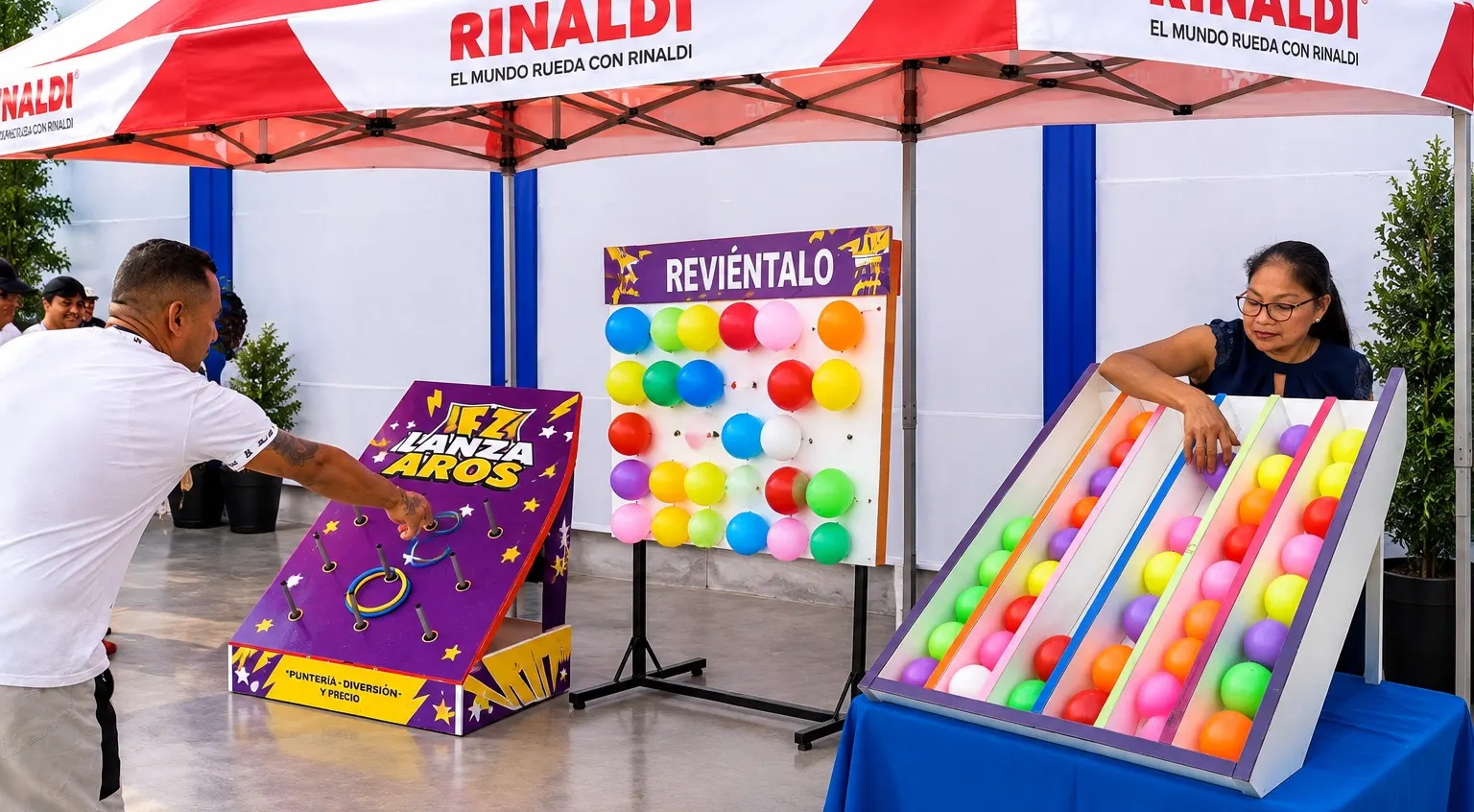 Módulos de juegos de feria montados bajo un toldo, con participantes jugando